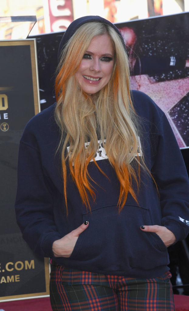 avril with her hands in her hoodie