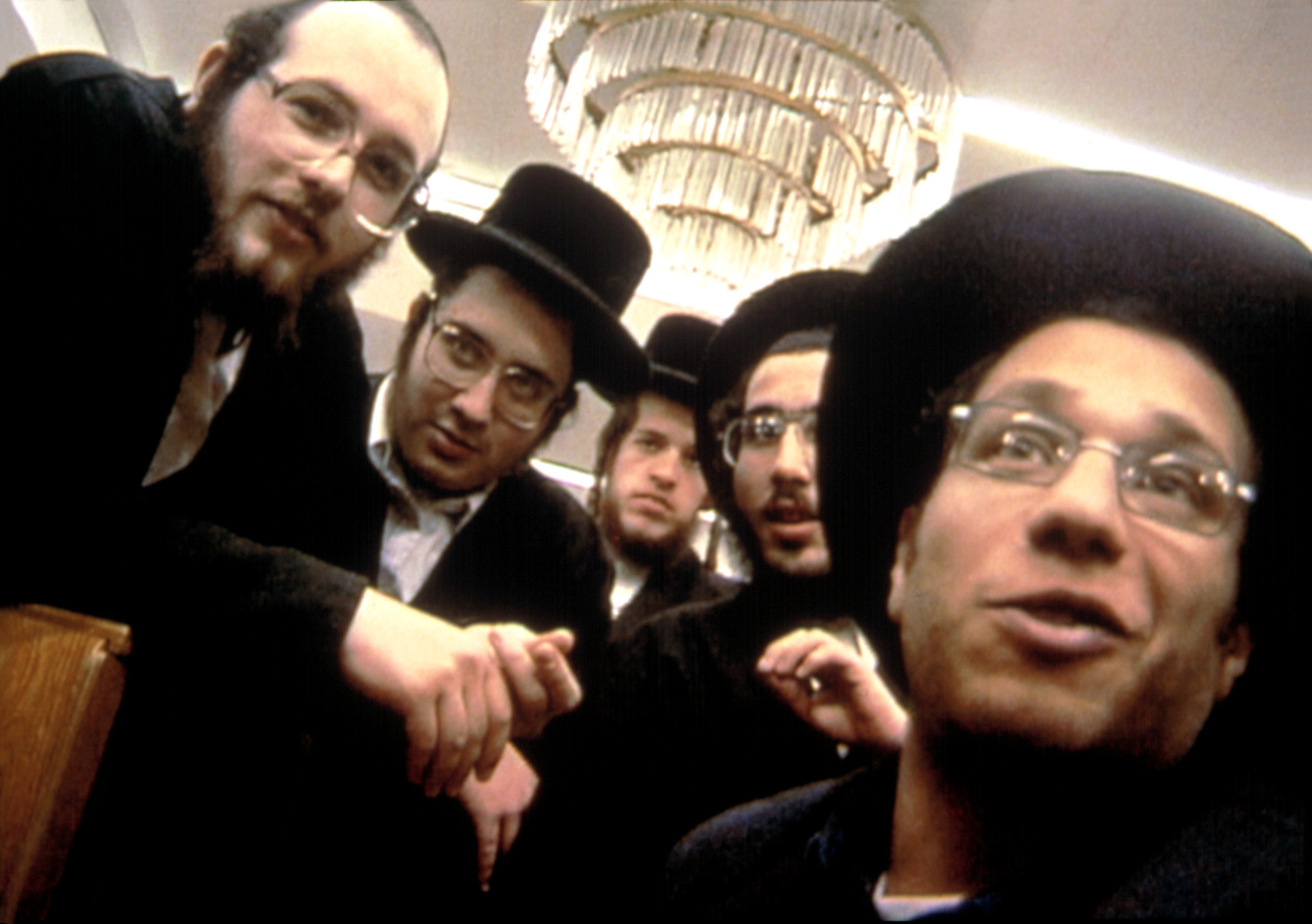 一群犹太男人蜷缩在一个相机
