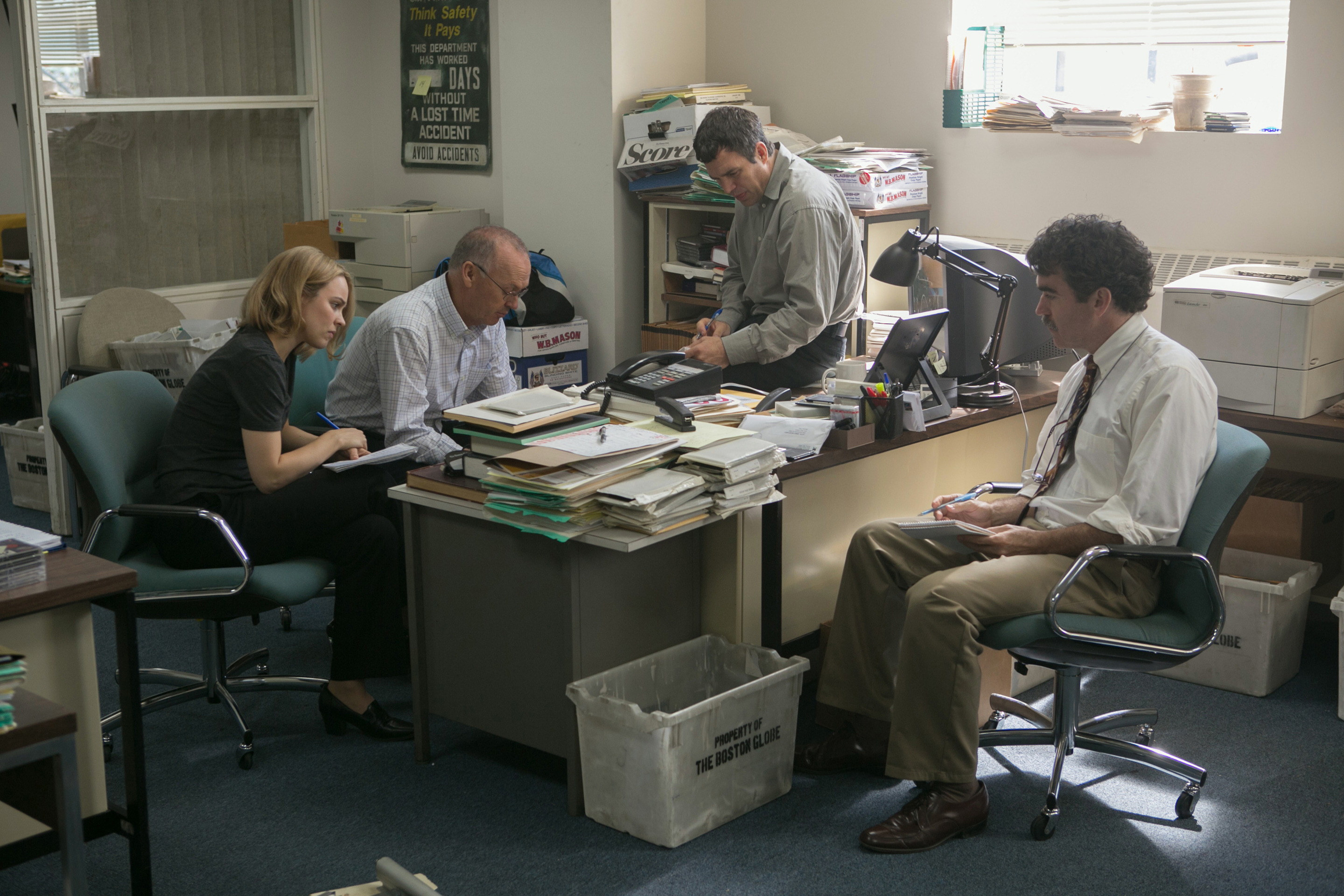 Rachel McAdams, Michael Keaton, Mark Ruffalo, and Brian d&#x27;Arcy James sit around a desk