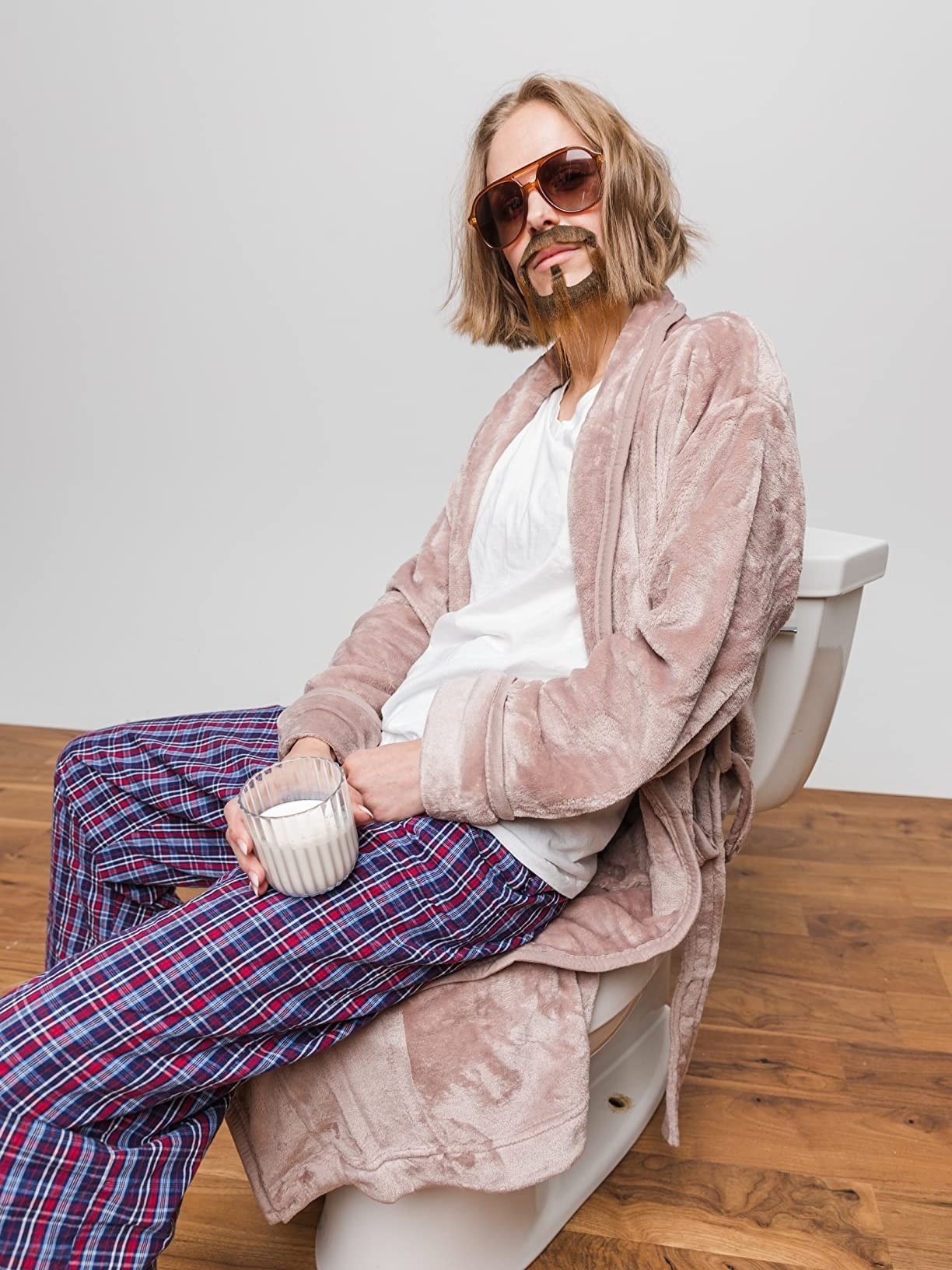 a reviewer wearing the robe dressed as the dude from the big lebowski