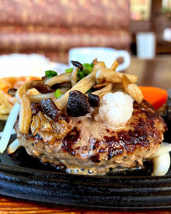 RoyalHost(ロイヤルホスト)のオススメのランチ「黒×黒ハンバーグランチ」