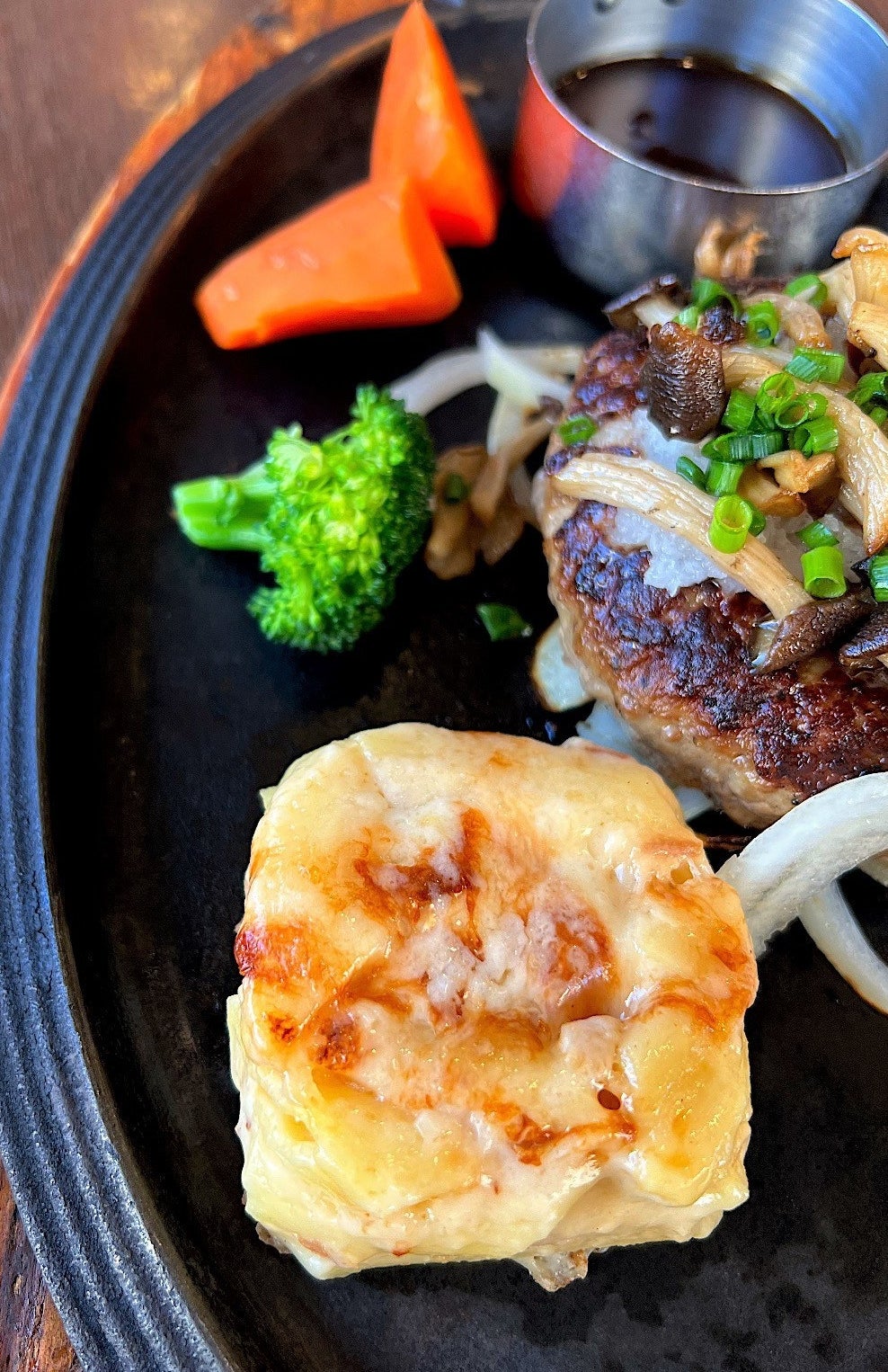 RoyalHost(ロイヤルホスト)のオススメのランチ「黒×黒ハンバーグランチ」