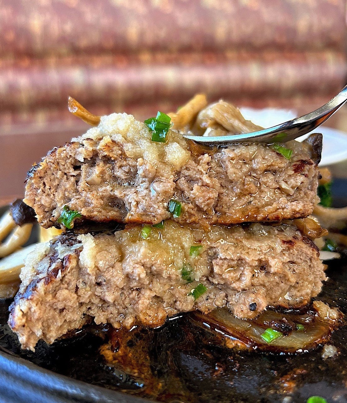 RoyalHost(ロイヤルホスト)のオススメのランチ「黒×黒ハンバーグランチ」