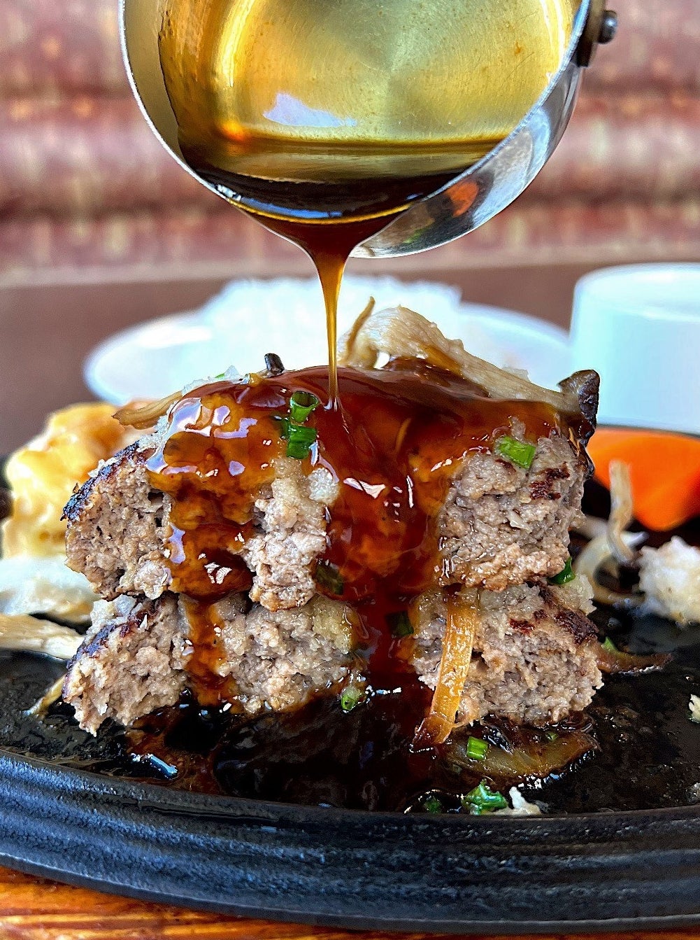 RoyalHost(ロイヤルホスト)のオススメのランチ「黒×黒ハンバーグランチ」