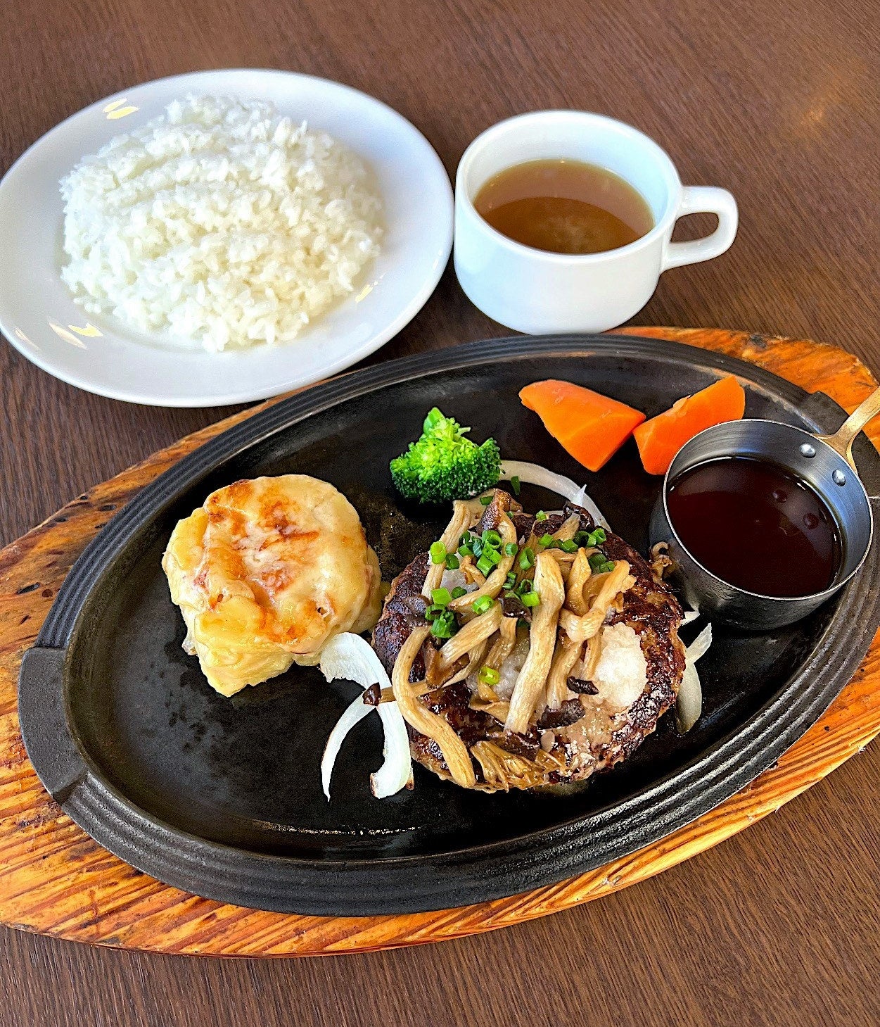 RoyalHost(ロイヤルホスト)のオススメのランチ「黒×黒ハンバーグランチ」