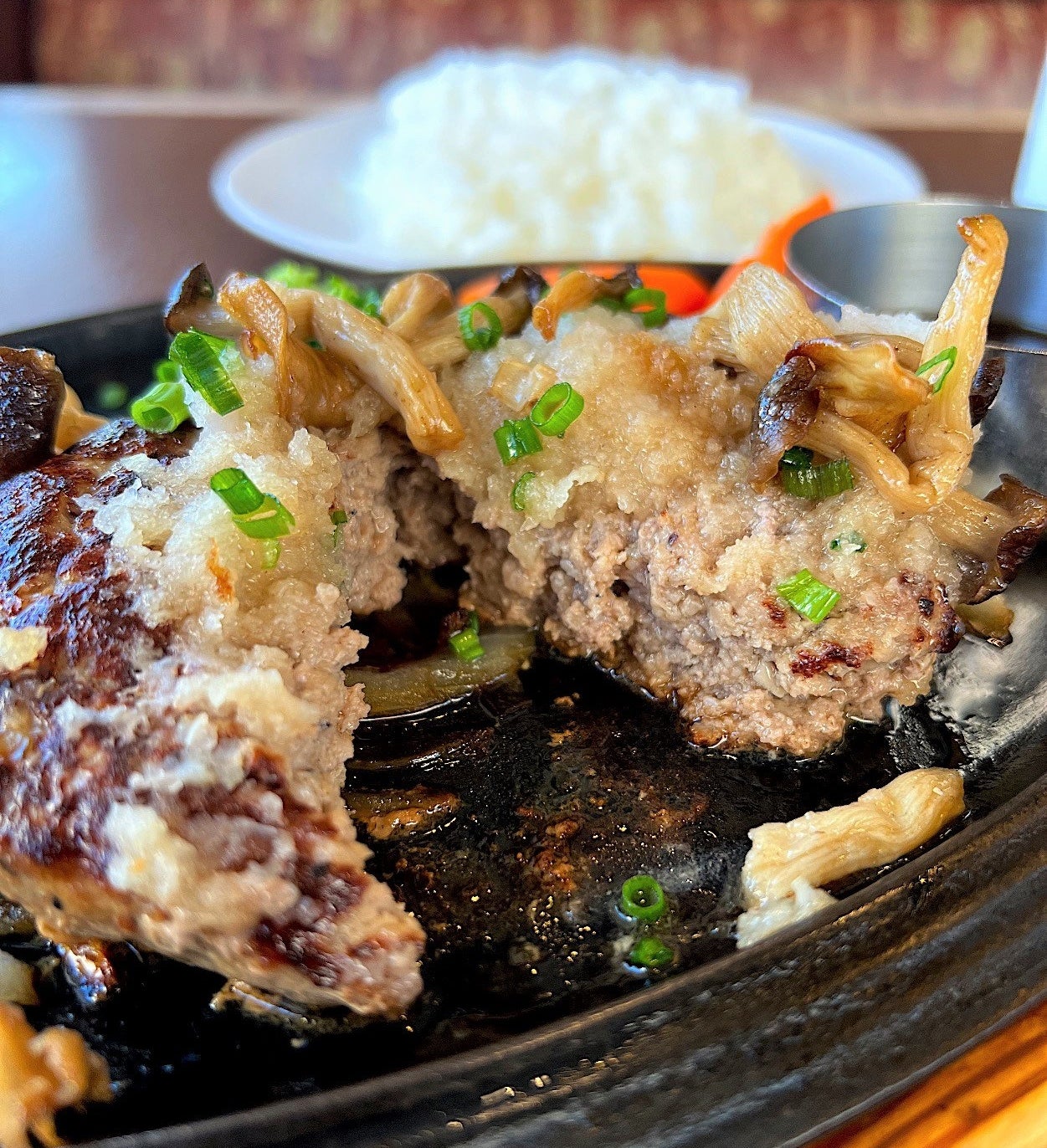 RoyalHost(ロイヤルホスト)のオススメのランチ「黒×黒ハンバーグランチ」
