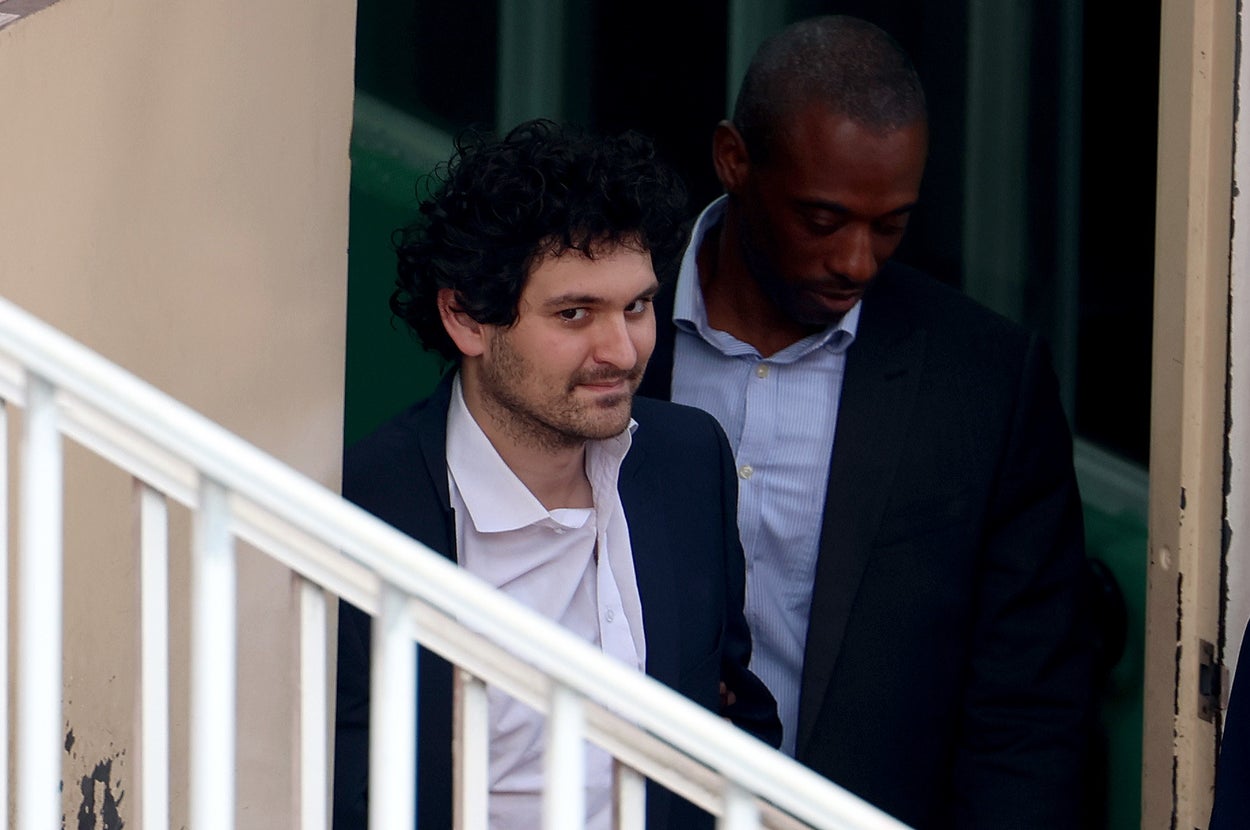 Sam Bankman-Fried being escorted by Bahamian officials on his way to New York for a court hearing. 