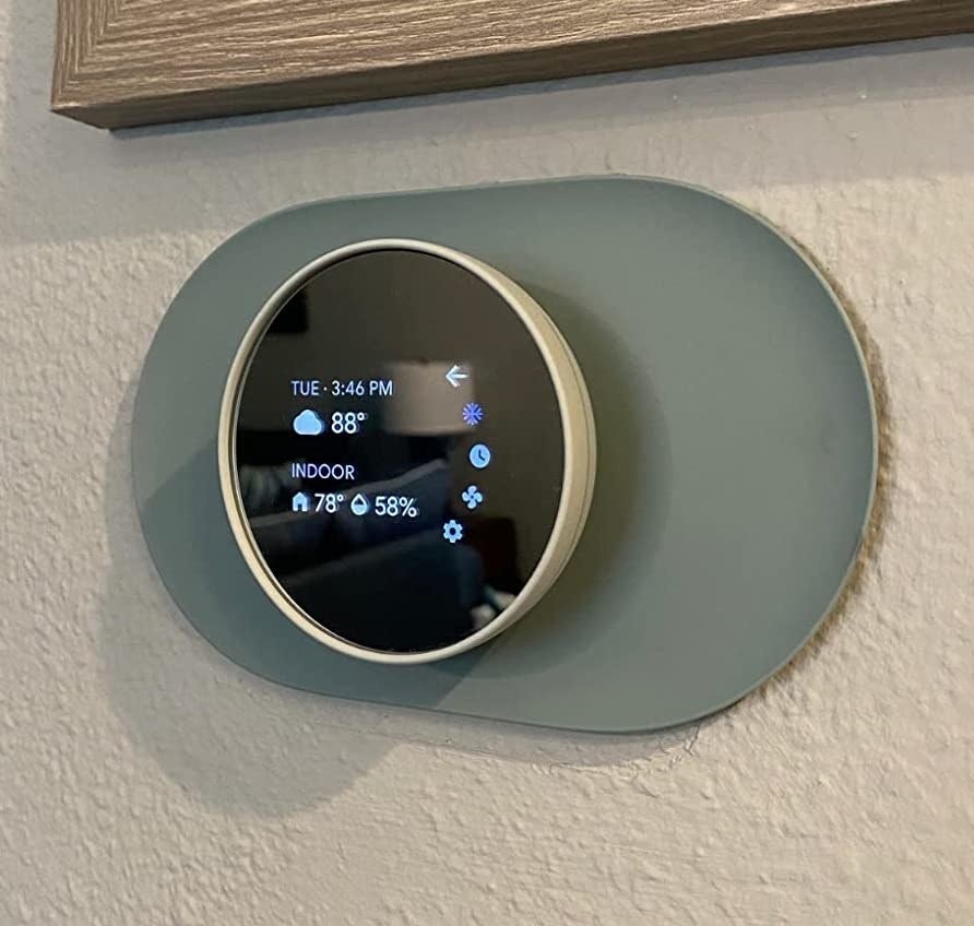 Reviewer's fog thermostat on wall reading 88ºF outside and 78º indoors with 58% chance of precipitation
