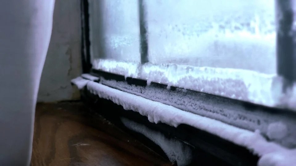 冰柱和厚厚的霜内的窗台