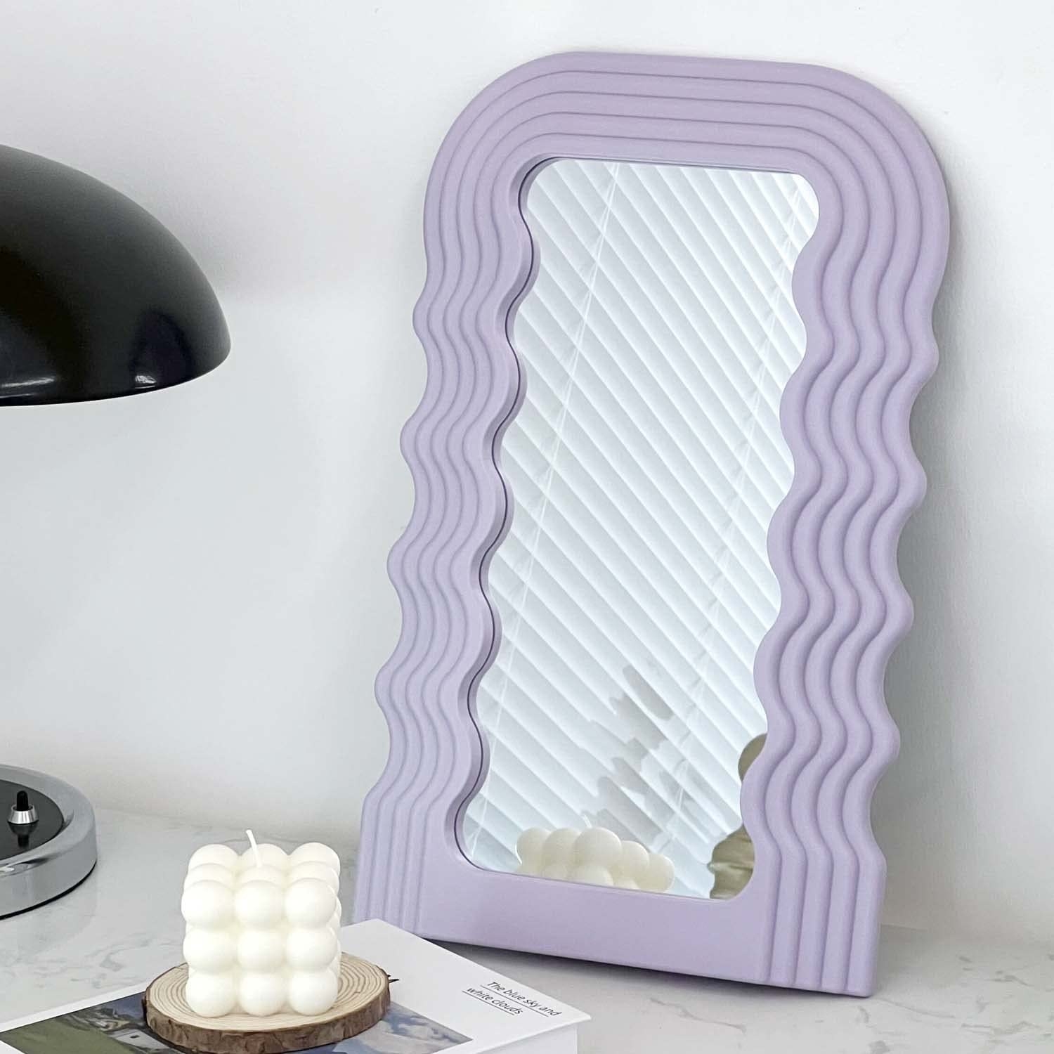 Espejo con marco de ondas en color lila