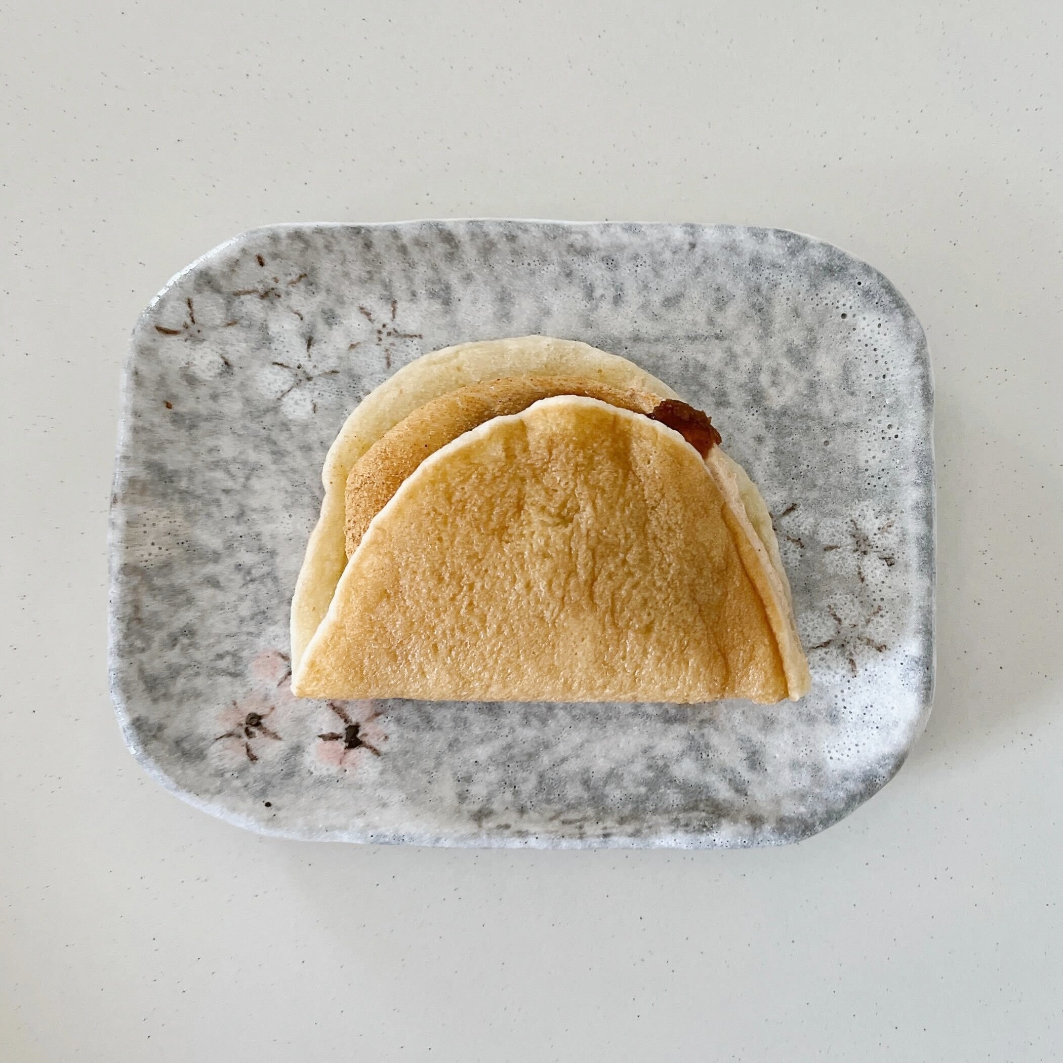 さわった瞬間ビビったわ…！【セブン】の「モチモチすぎる和スイーツ