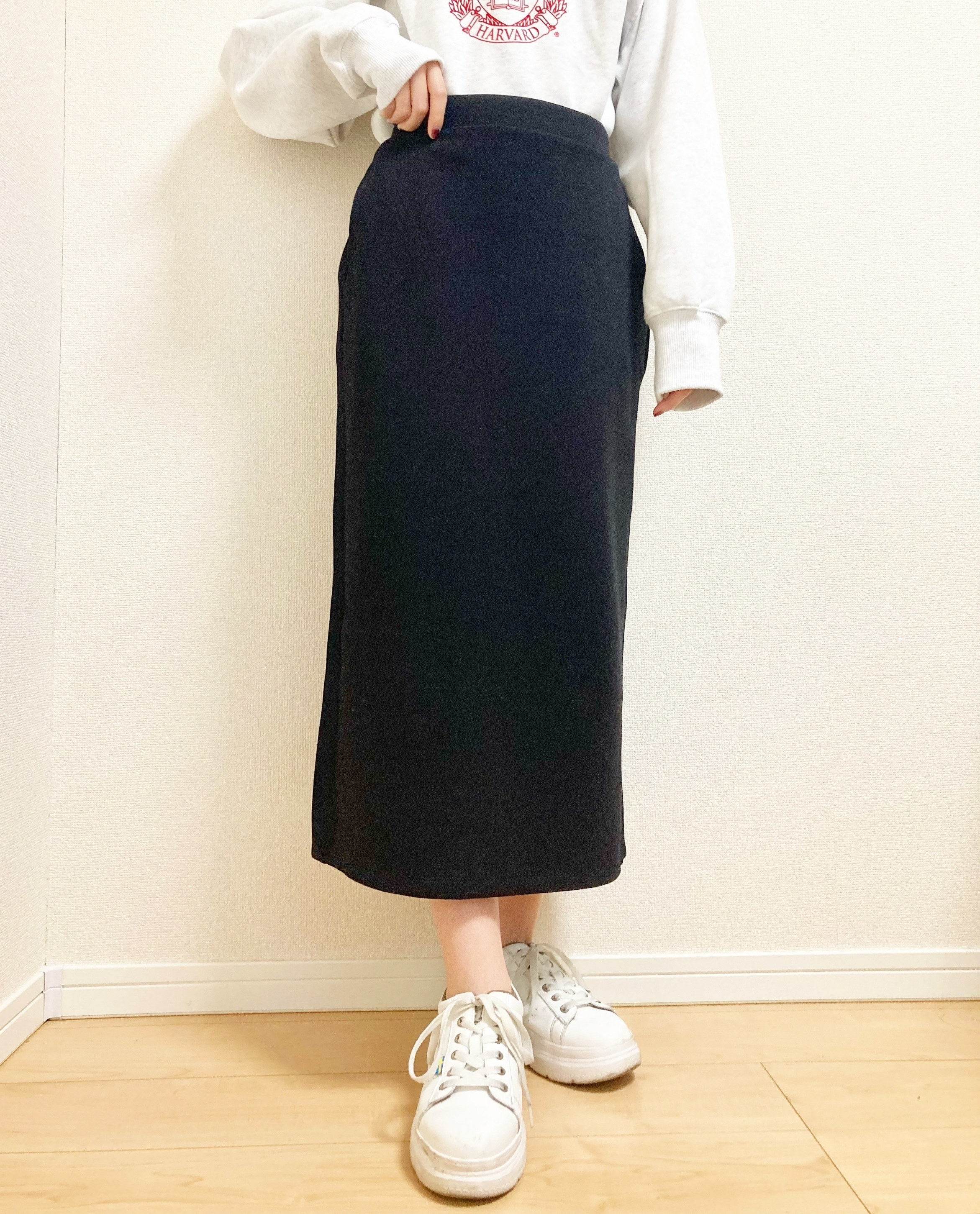 GU（ジーユー）のおすすめレディースファッション「カットソーナローミディスカート」のコーディネート