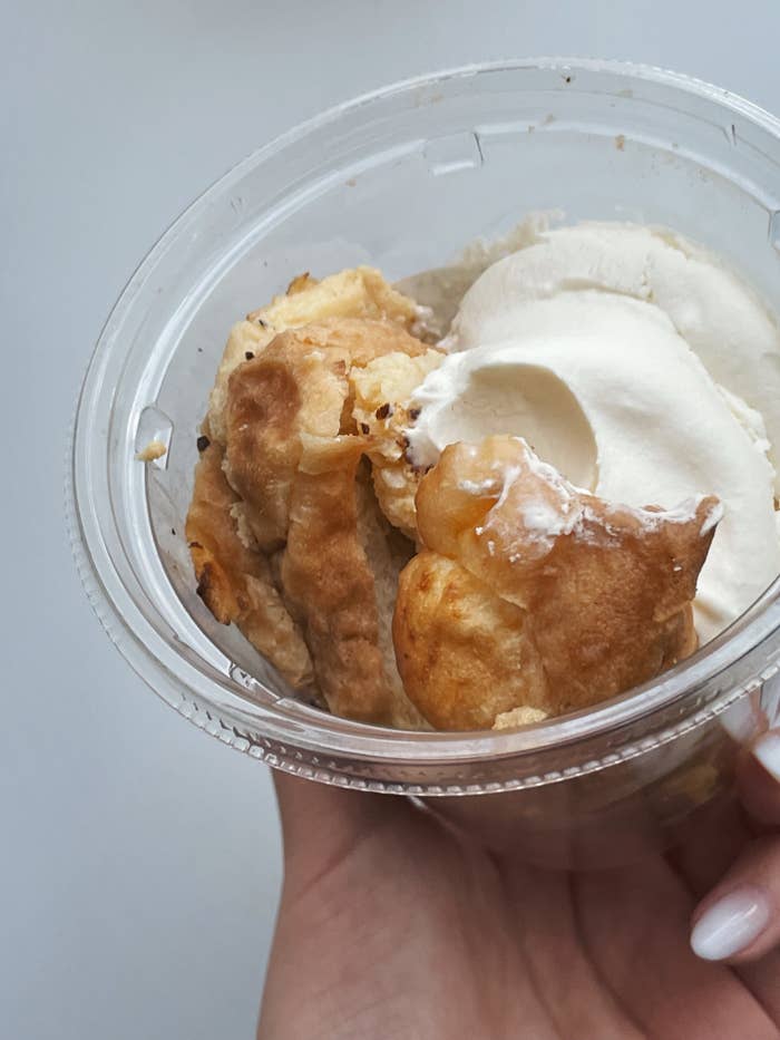 セブンのおすすめスイーツ「カップdeフレンチトースト メープルホイップクリーム