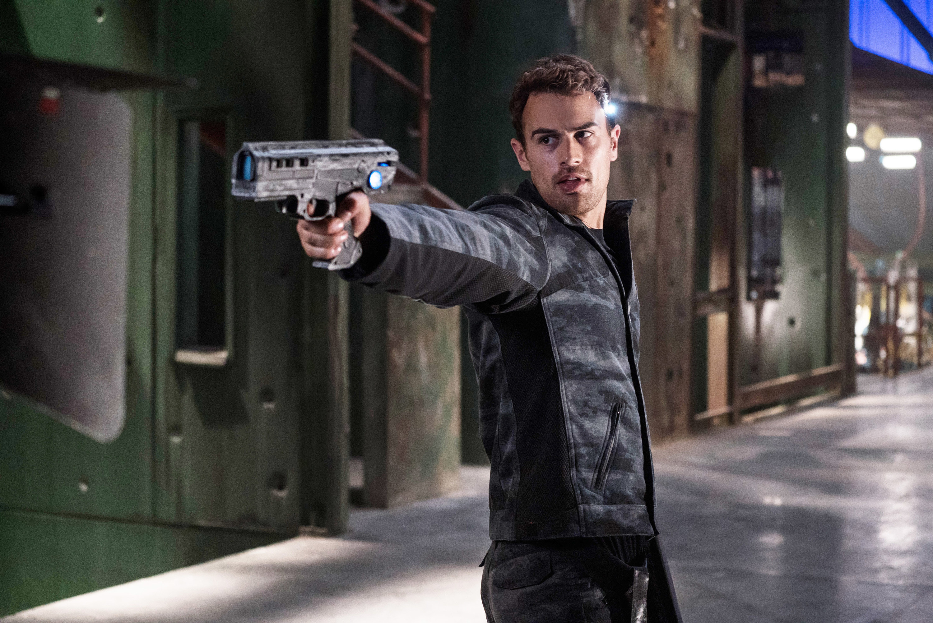 Theo James Says Acting In Divergent Was Boring - 47