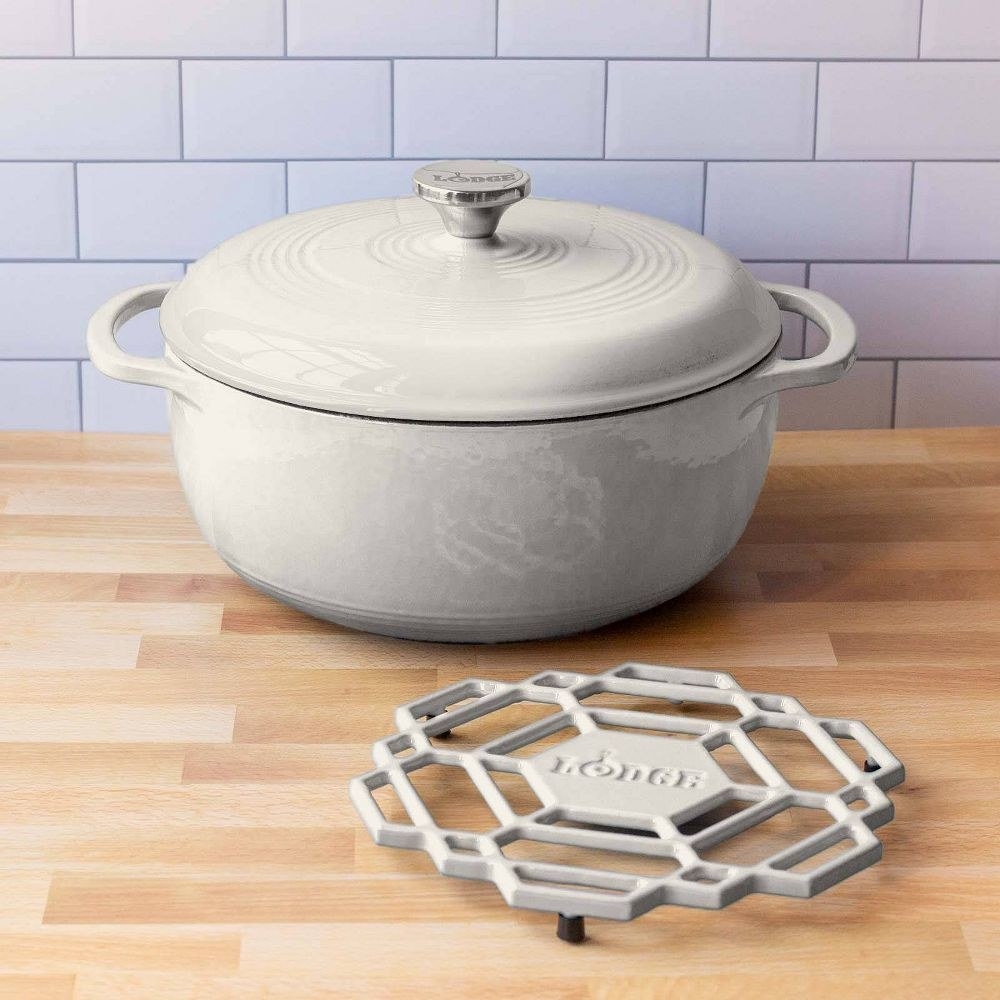 The Dutch oven and trivet in white