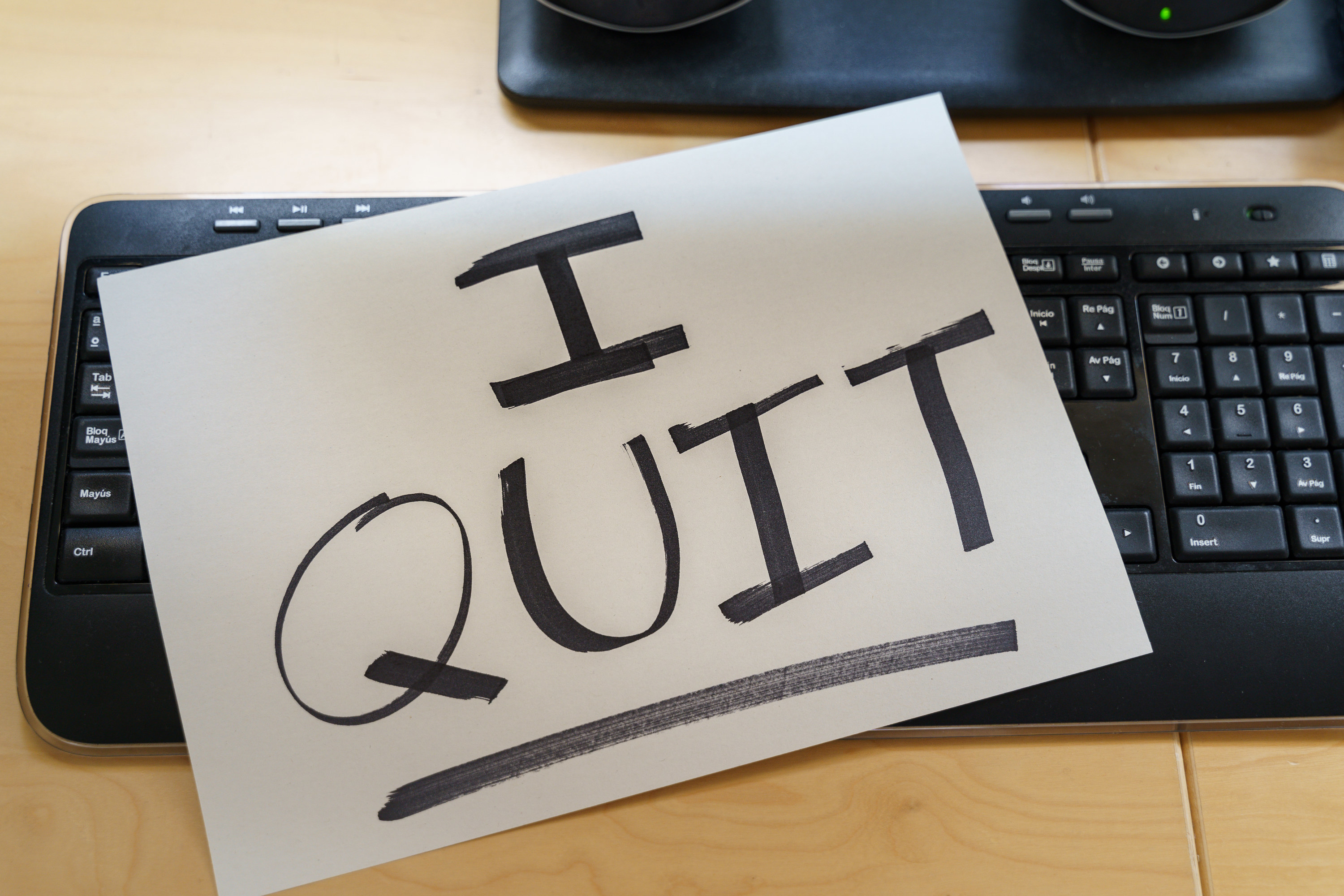 Note on a keyboard that reads &quot;I quit&quot;