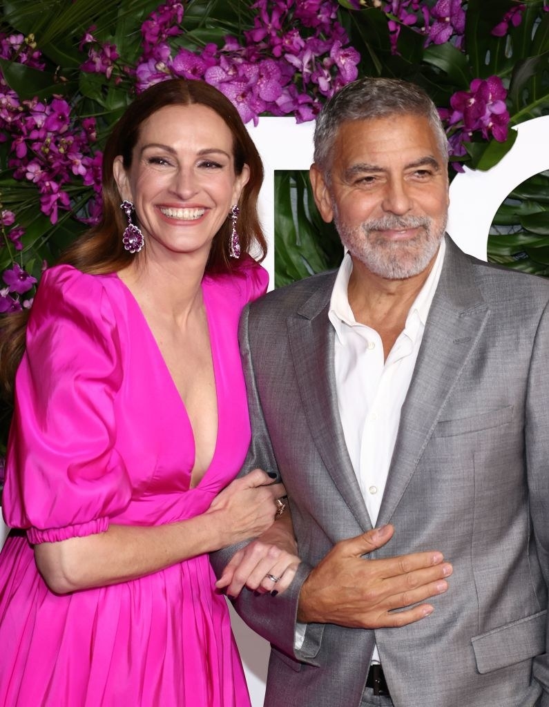 Julia Roberts Wore A Dress Covered In Pictures Of George Clooney - 99