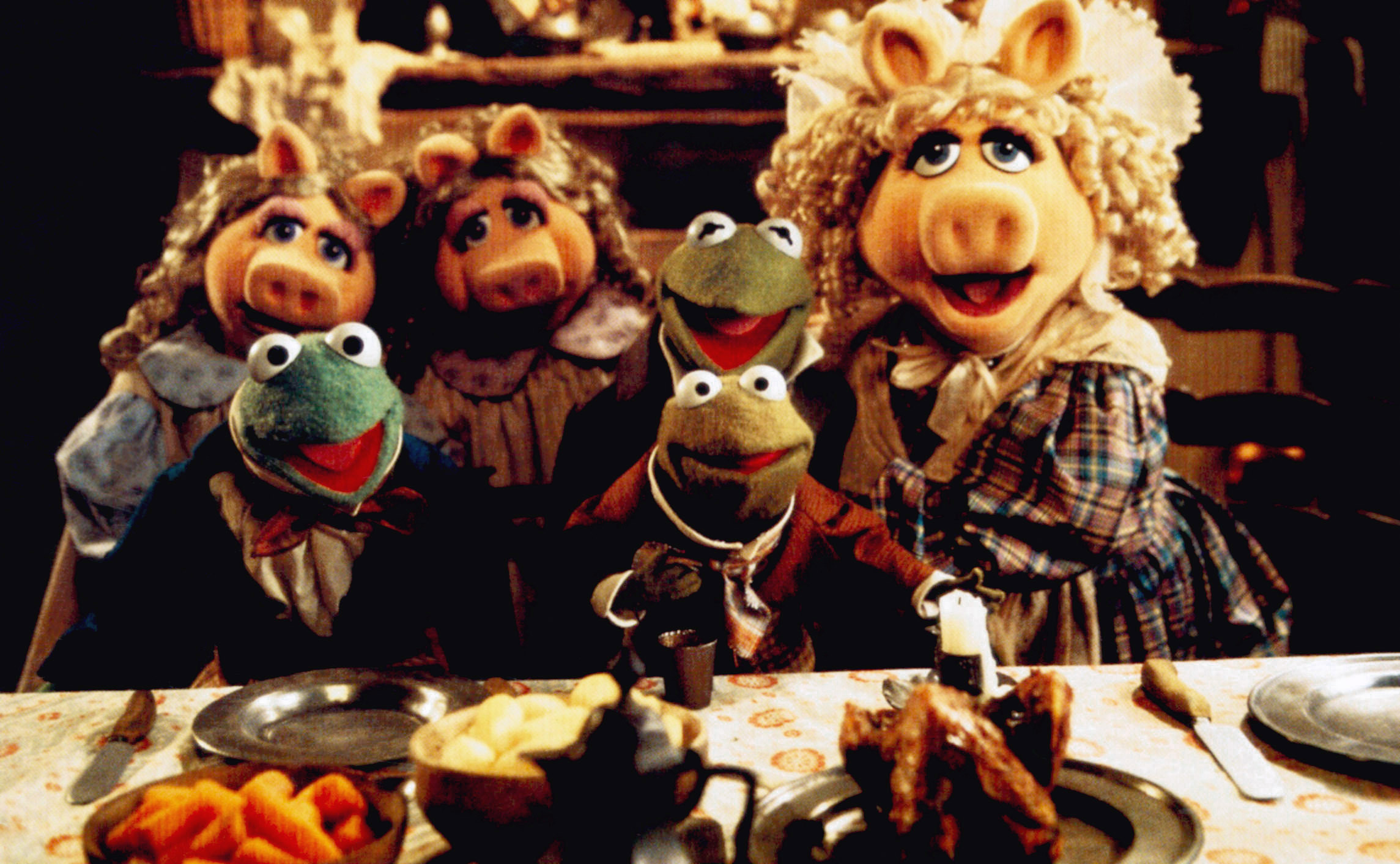 THE MUPPET CHRISTMAS CAROL, Robin the Frog (front, center), Kermit (back, second from right), Miss Piggy (right), 1992