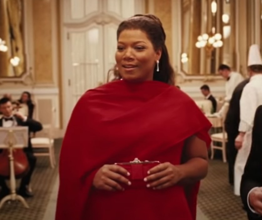 Queen Latifah as Georgia arrives for a dinner at a table for one