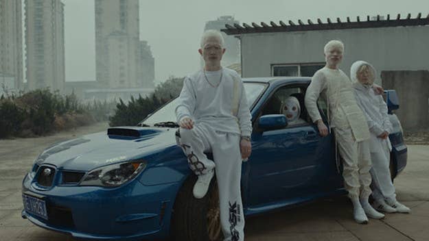 The striking new video for Jamie XX's "Gosh" features 400 actors and zero CGI.