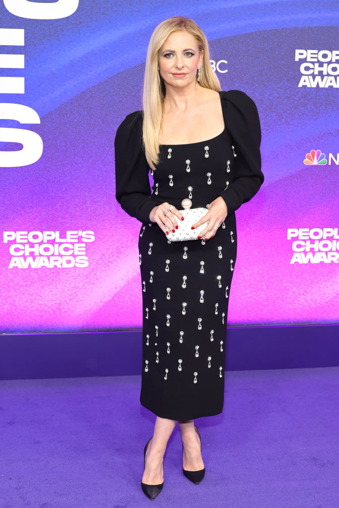 Sarah Michelle Gellar attends the 2022 People&#x27;s Choice Awards in a long sleeve ankle length dress