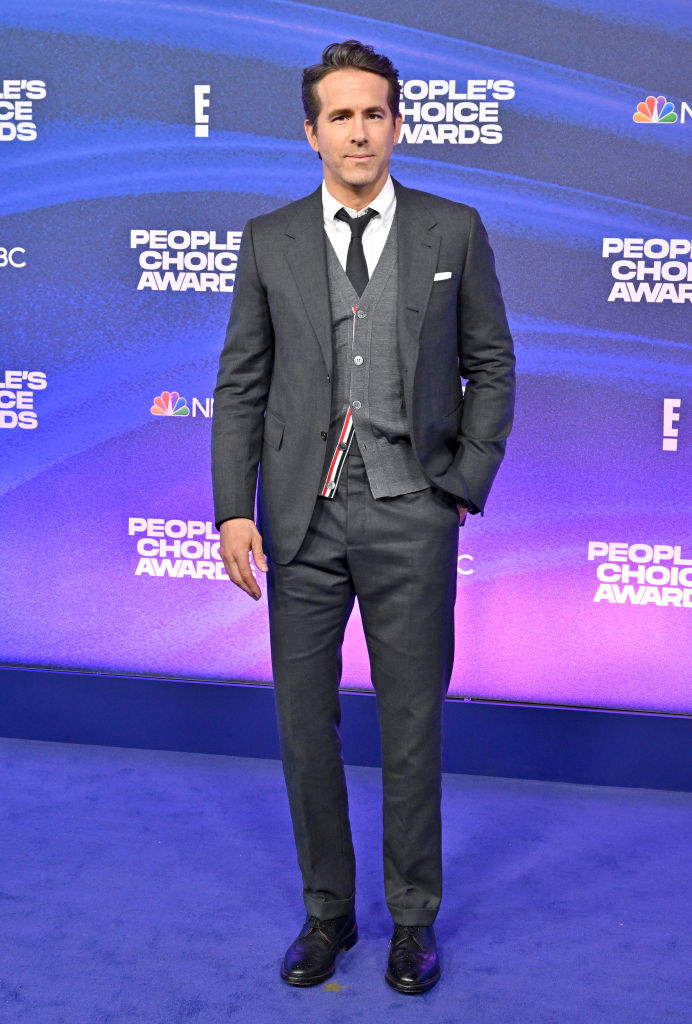 Ryan Reynolds attends the 2022 People&#x27;s Choice Awards in a suit