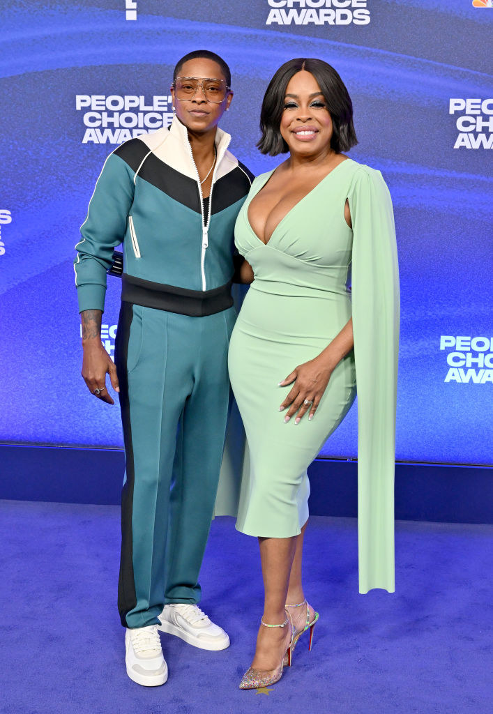 Jessica Betts and Niecy Nash attend the 2022 People&#x27;s Choice Awards in matching green outfits