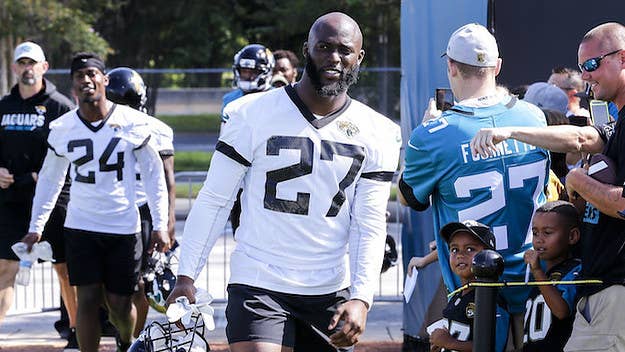 Jacksonville Jaguars running back Leonard Fournette has been spotted with a $100 bill sealed into the back of his football pads. Someone finally got to the bottom of why he has been doing this.