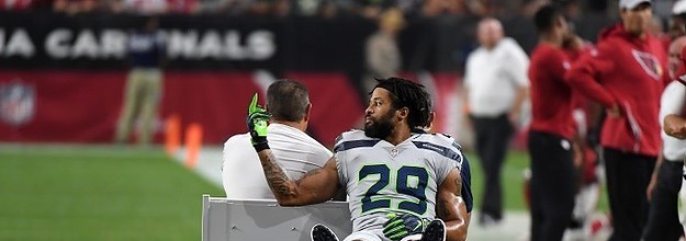 Earl Thomas appears to give Seahawks middle finger while being