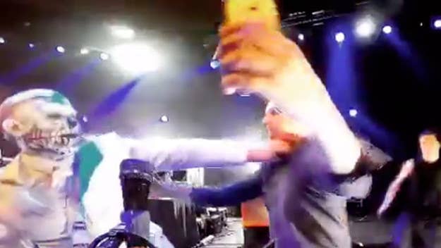 When a fan rushed the stage during a Limp Bizkit show, guitarist Wes Borland handled the situation. Watch what happened.