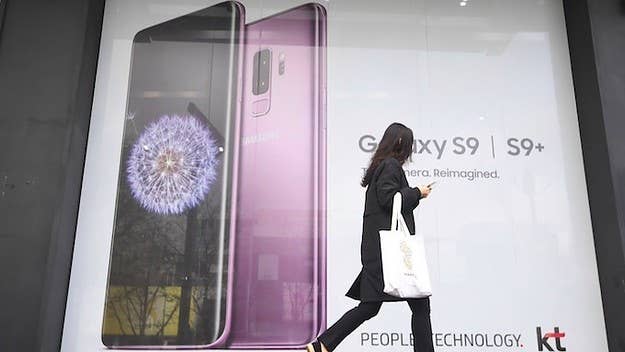In what sounds like a nightmare scenario for most people with a cell phone, a small group of Samsung customers are reporting that their phones are messaging stored pictures to random contacts.
