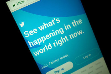 A close up image showing the app of the micro blogging service Twitter on a smartphone.