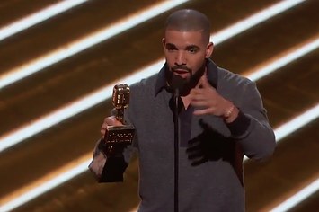 Drake gives acceptance speech at Billboard Music Awards.