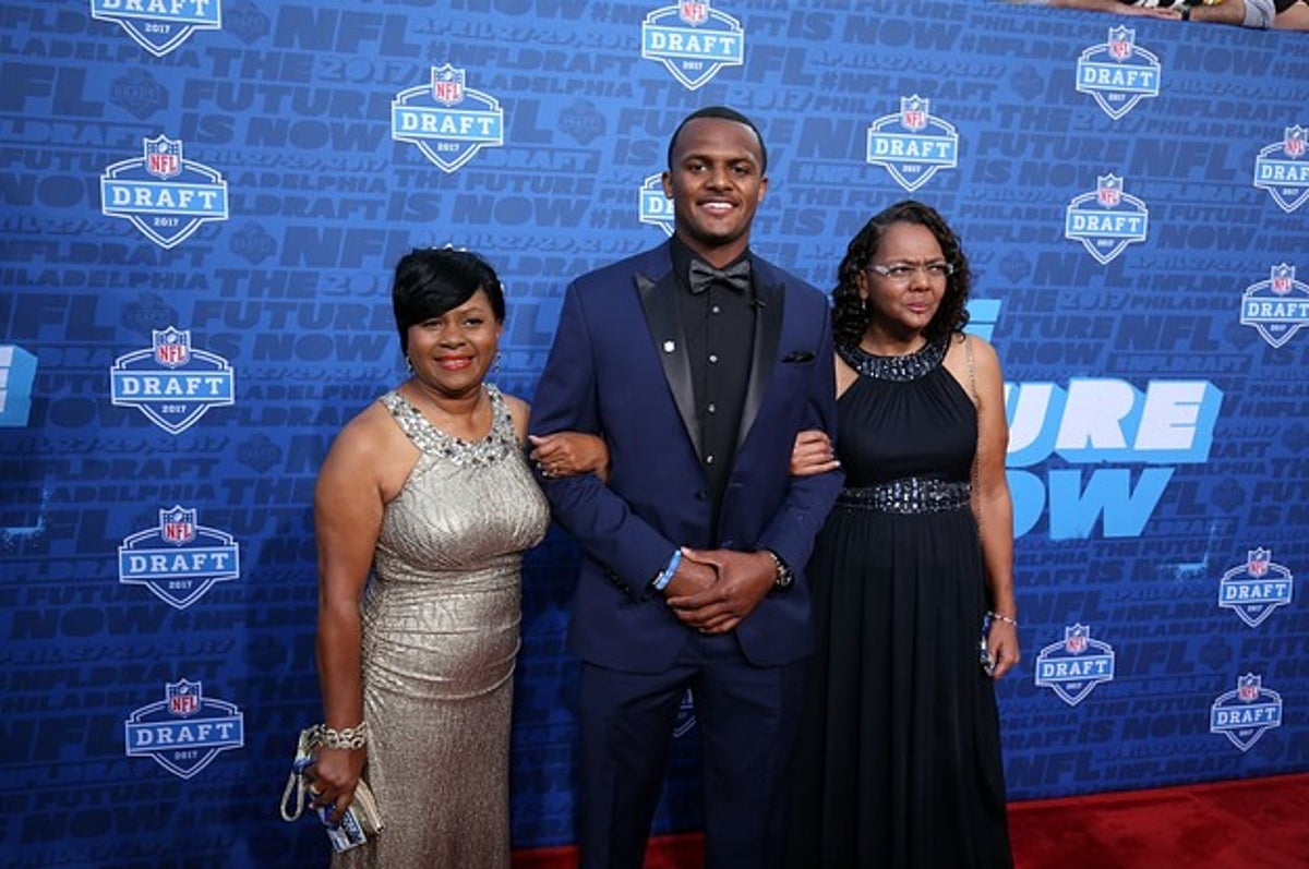 Lamar Jackson hits the NFL draft red carpet in all green suit