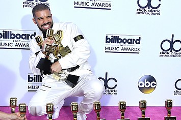 Drake poses at the 2017 Billboard Music Awards