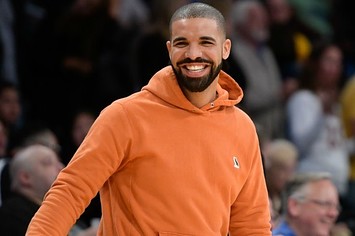 Drake smiles at a Lakers game.