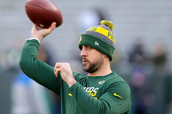 Aaron Rodgers warms up before the Wildcard Game against the Giants.