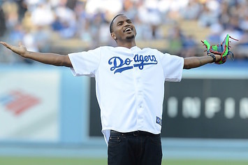 Trey Songz throws out first pitch at Dodgers game.