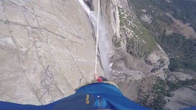 This guy walked across a 2,500-foot slackline at Yosemite Park and shared the terrifying footage of the event.