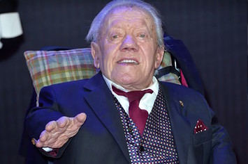 Kenny Baker, the actor behind R2 D2 in six 'Star Wars' movies, has died at 83.