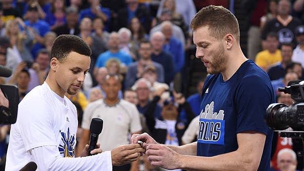 David Lee received his 2015 NBA championship ring from Stephen Curry and the Warriors at Oracle Arena.