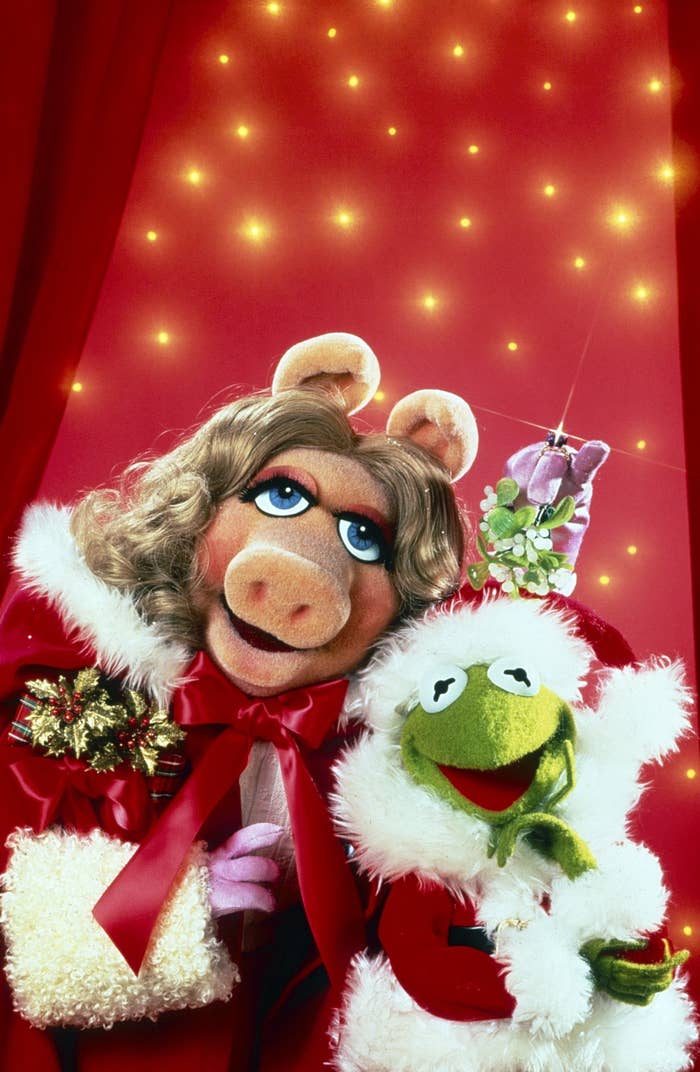 Miss Piggy and Kermit in Santa and Mrs Claus outfits