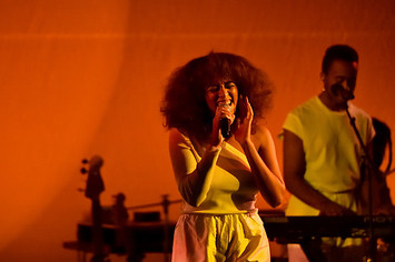 Solange Knowles performing.
