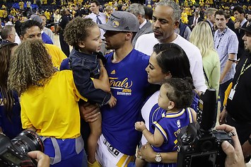 Ayesha and Steph Curry with their two kids, Riley and Ryan in 2016.