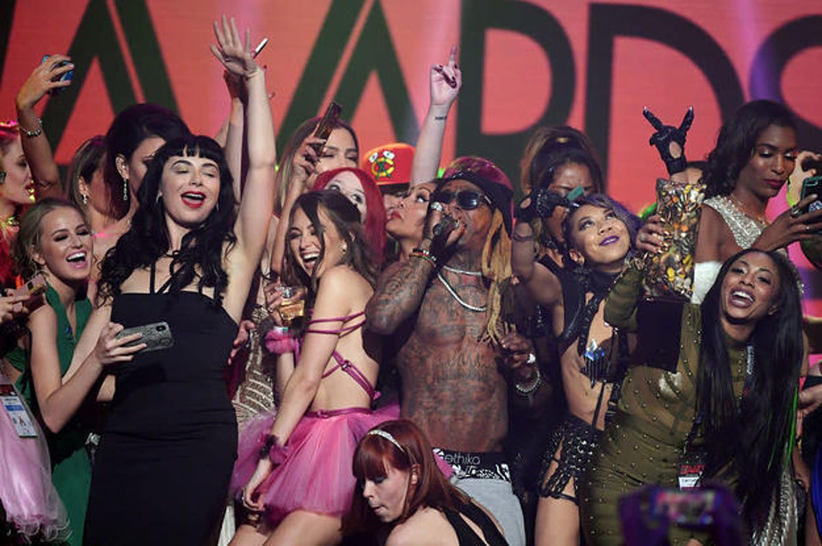 Porn Lil Wayne - Lil Wayne Performed With a Bunch of Porn Stars at the AVN Awards | Complex