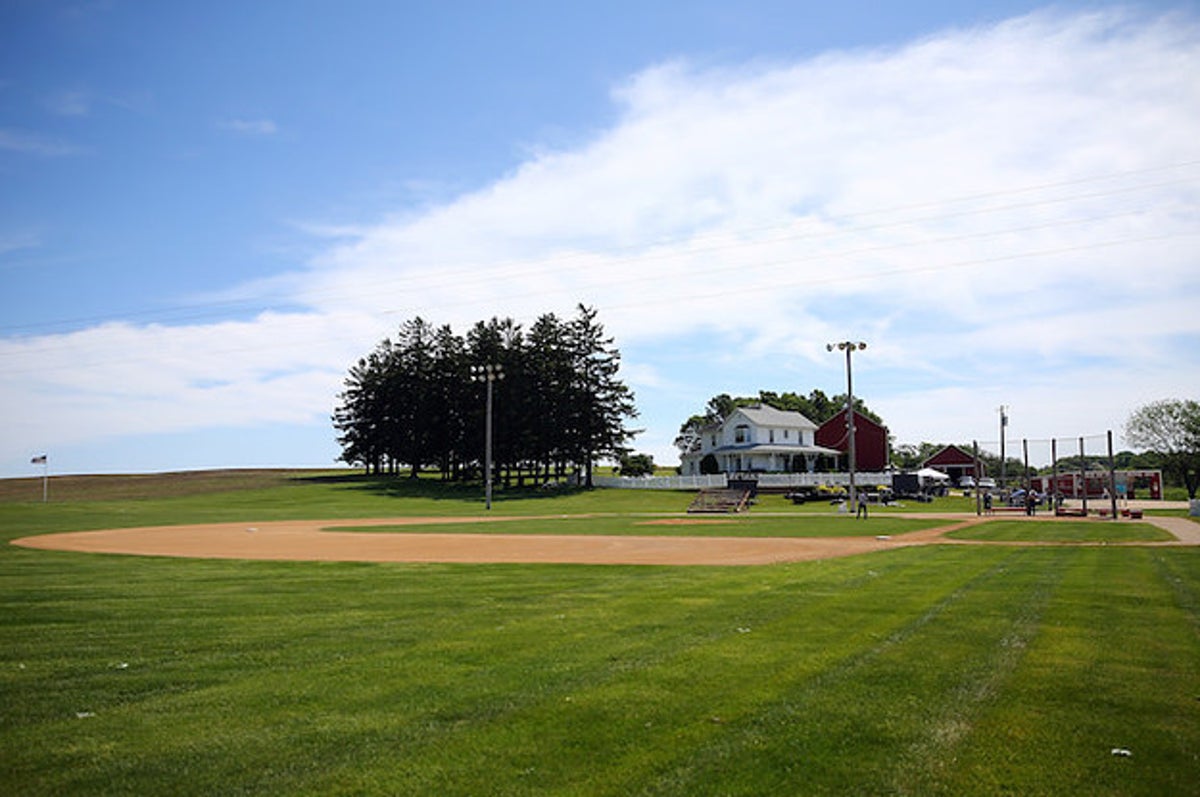 Fans flock to Iowa for MLB's second annual Field of Dreams game