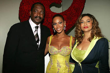 Matthew Knowles poses with Beyoncé and Tina.