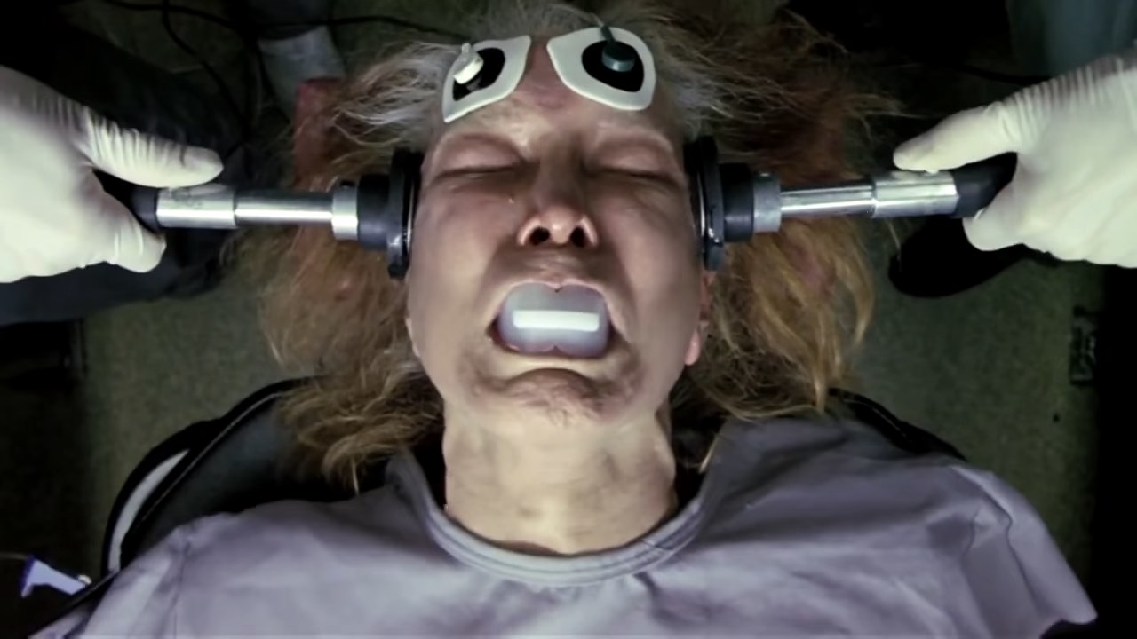 莎拉(艾伦·伯斯汀)被电击治疗咬在嘴里