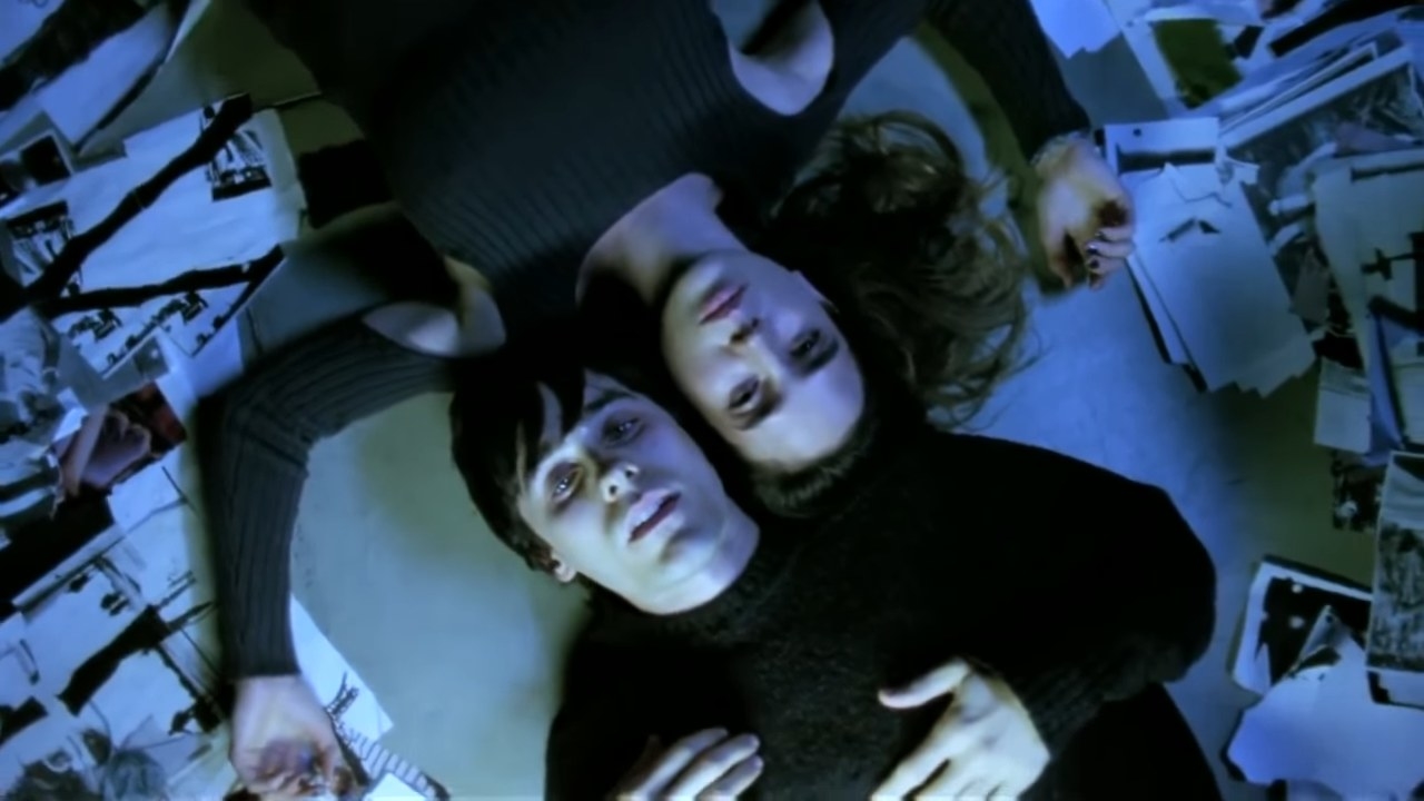 哈利(Jared勒托),马里昂(詹妮弗康纳利)向后躺在地板上与他们正面接触