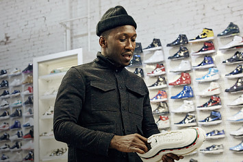 mahershala ali goes sneaker shopping with complex sneaker shopping